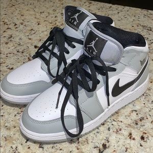🔥 Air Jordan 1 Mid “Light Smoke Grey” RARE‼️